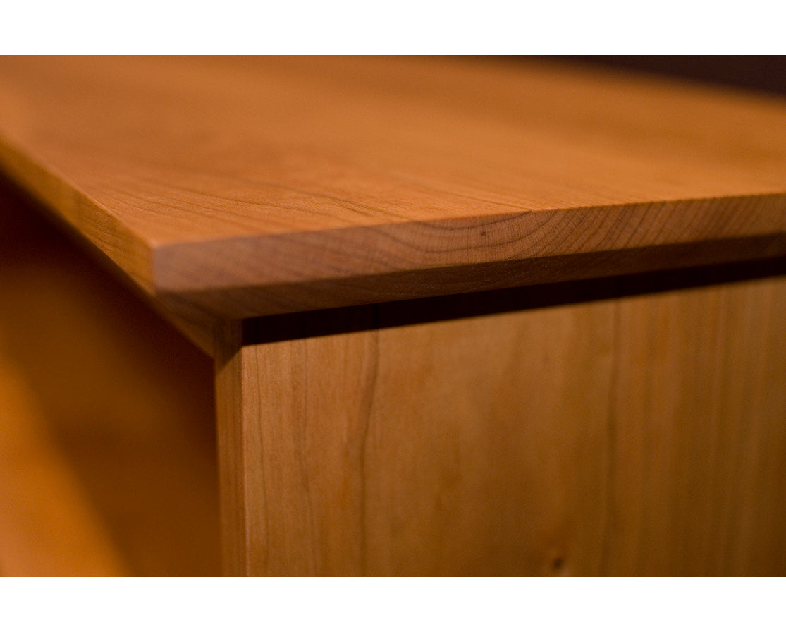 Bookcase Shaker Top Edge Detail in Cherry